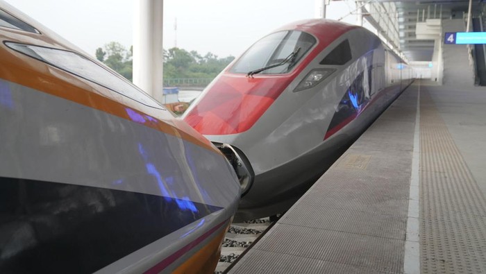 Rangkaian Comprehensive Inspection Train (CIT) atau Kereta Inspeksi dan Electric Multiple Unit (EMU) atau Kereta Penumpang digandengkan dalam rangka uji coba Kereta Cepat Jakarta-Bandung  pada Minggu (25/6).