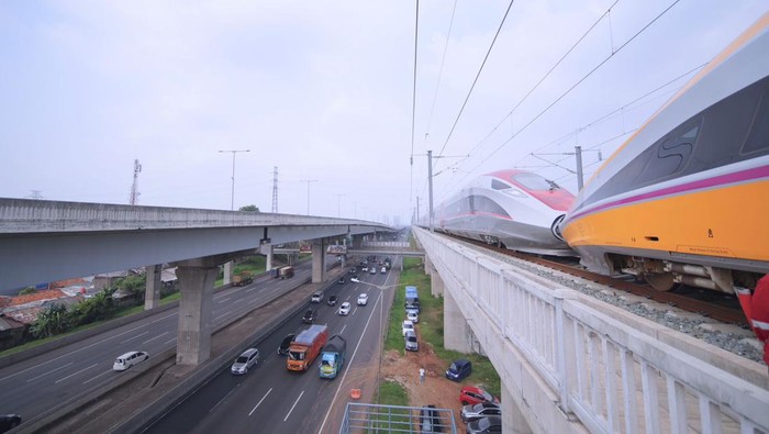 Kereta Inspeksi dan Penumpang Digandeng Saat Uji Coba KCJB, Ini Potretnya Rangkaian Comprehensive Inspection Train (CIT) atau Kereta Inspeksi dan Electric Multiple Unit (EMU) atau Kereta Penumpang digandengkan dalam rangka uji coba Kereta Cepat Jakarta-Bandung pada Minggu (25/6).