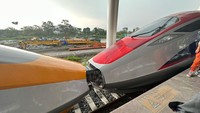 Rangkaian Comprehensive Inspection Train (CIT) atau Kereta Inspeksi dan Electric Multiple Unit (EMU) atau Kereta Penumpang digandengkan dalam rangka uji coba Kereta Cepat Jakarta-Bandung pada Minggu (25/6/2023).  