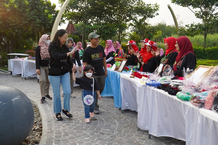Ketua TP PKK Kabupaten Kediri, Eriani Annisa Hanindhito meninjau langsung lomba daur ulang sampah.
