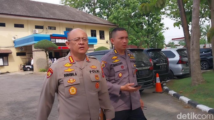Kombes Budiman Bostang (kanan) bersama Kabid Propam Polda Sumut Kombes Dudung Adijono. (Finta Rahyuni/detikSumut)