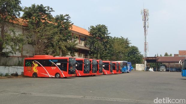 Kondisi bus listrik Trans Semanggi Suroboyo yang mangkrak di garasi Damri Surabaya