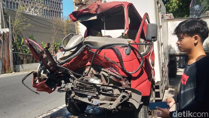 Kondisi truk boks angkutan es yang kecelakaan di Jalan Jogja-Solo, Klaten, diamankan di Satlantas Polres Klaten, Senin (26/6/2023).