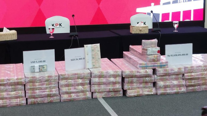 Gubernur Papua nonaktif Lukas Enembe telah ditetapkan sebagai tersangka tindak pidana kasus pencucian uang atau TPPU. Barang bukti uang hasil korupsi Lukas Enembe senilai Rp 81,6 miliar kini dipamerkan oleh KPK.