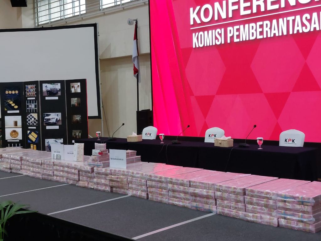 Gubernur Papua nonaktif Lukas Enembe telah ditetapkan sebagai tersangka tindak pidana kasus pencucian uang atau TPPU. Barang bukti uang hasil korupsi Lukas Enembe senilai Rp 81,6 miliar kini dipamerkan oleh KPK.