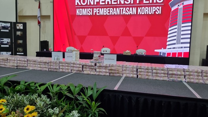 Gubernur Papua nonaktif Lukas Enembe telah ditetapkan sebagai tersangka tindak pidana kasus pencucian uang atau TPPU. Barang bukti uang hasil korupsi Lukas Enembe senilai Rp 81,6 miliar kini dipamerkan oleh KPK.