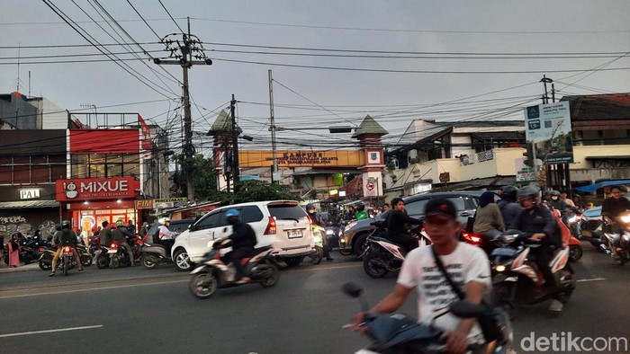 Lalin di Simpang Kampung Utan, Tangsel, macet parah di jam pulang kerja.