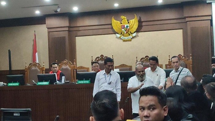 Lukas Enembe saat tiba di ruang sidang (Wilda-detikcom)