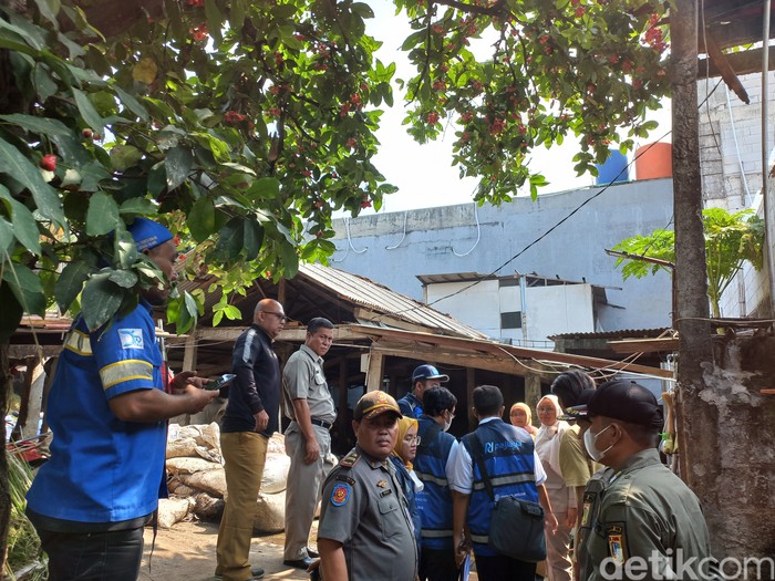 Lurah Cikoko Fitrianti dam Perumda Pal Jaya mengambil sampel limbah kotoran sapi yang dikeluhkan warga di Jakarta Selatan.