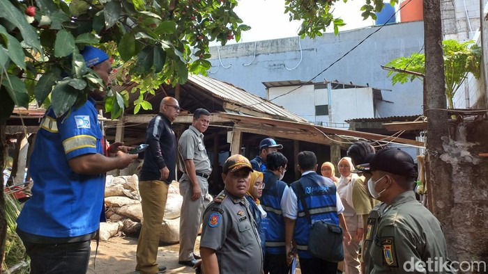 Lurah Cikoko Fitrianti dam Perumda Pal Jaya mengambil sampel limbah kotoran sapi yang dikeluhkan warga di Jakarta Selatan.