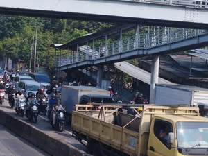 Jalan Daan Mogot Jakbar Macet Pagi Ini, Kendaraan Terobos Jalur TransJ