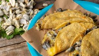Makanan bernama huitlacoche di Meksiko ini menggunakan jamur dengan bentuk yang aneh. Walaupun mirip bulir jagung tetapi warnanya yang hitam membuat banyak orang mual saat menyantapnya. Foto: Rough Guides