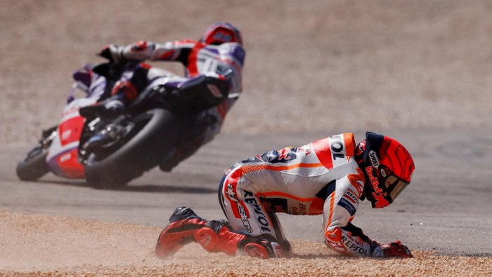 FILE PHOTO: MotoGP - Portuguese Grand Prix - Algarve International Circuit, Portimao, Portugal - March 26, 2023 Repsol Honda Teams Marc Marquez after crashing during the race REUTERS/Marcelo Del Pozo/File Photo