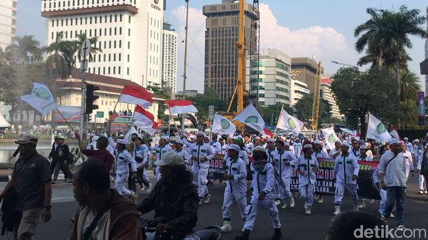 Massa demo menuntut Al-Zaytun dibubarkan di Patung Kuda, lalu lintas macet.