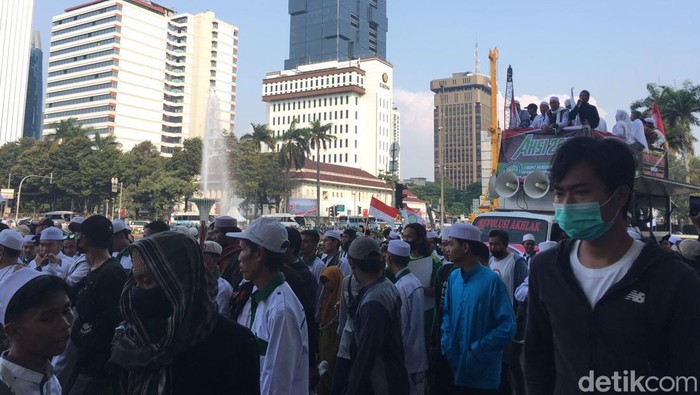 Massa demo menuntut Al-Zaytun dibubarkan di Patung Kuda, lalu lintas macet.