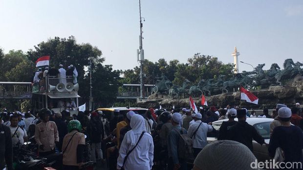 Massa demo menuntut Al-Zaytun dibubarkan di Patung Kuda, lalu lintas macet.