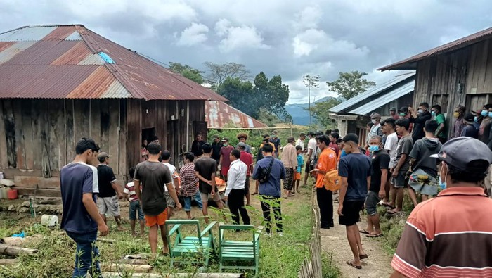 Mayat Elisabet Imun (40) dibawa ke rumah duka di Kampung Carep, Kelurahan Compang Carep, Kecamatan Langke Rembong, Manggarai, NTT setelah ditemukan tak bernyawa di Sungai Tiwu Galang, Senin (26/6/2023).