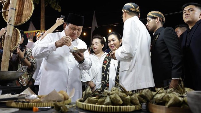 Menhan Prabowo dan Titiek Soeharto di Pasar Kangen Mangkunegaran, Jumat (23/6/2023). Foto ini diunggah akun Prabowo pada Senin (26/6/2023).
