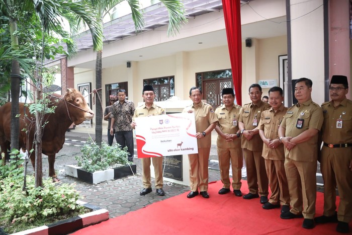 Menteri Dalam Negeri (Mendagri) Muhammad Tito Karnavian menyerahkan secara simbolis hewan kurban dari jajaran Kementerian Dalam Negeri (Kemendagri) dan Badan Nasional Pengelola Perbatasan (BNPP) kepada Panitia Penyelenggara Idul Adha 1444 Hijriah di Lingkungan Kemendagri dan BNPP, Senin (26/6/2023).