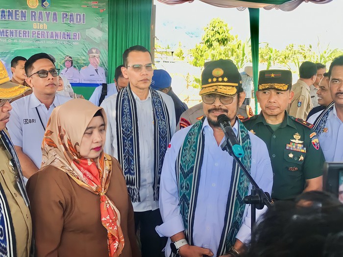 Menteri Pertanian (Mentan) Syahrul Yasin Limpo usai menghadiri acara Panen Raya Padi di Desa Tempos, Kecamatan Gerung, Kabupaten Lombok Barat, Nusa Tenggara Barat (NTB) pada Senin, (26/6/2023). Helmy Akbar / detikBali