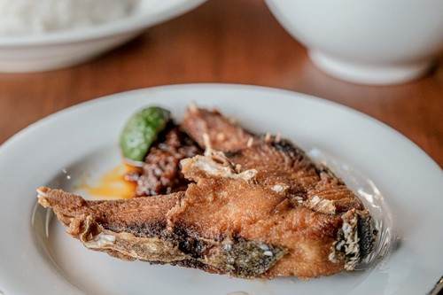 Menu ikan goreng di Warung Mak Beng, Sanur, Bali. (Dok. Kemenparekraf)