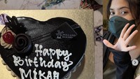 Perayaan ulang tahun Mikha semakin lengkap dengan kue dari sang nenek dan kehadiran Ria di hidupnya. Ia pun mengucapkan terima kasih kepada semua orang yang selalu mendukungnya. Foto: Instagram mikha97