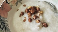 Pertengahan tahun 2022, Mikha meminta maaf pada penggemarnya lewat foto bubur ini. Ia mengatakan tidak cukup sehat untuk tampil dalam acara festival di Bali. Foto: Instagram mikha97