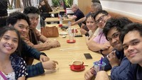 Kumpul bersama keluarganya, Mikha turut mengajak Gregoria untuk makan bareng. Kira-kira mereka pesan makan apa ya?  Foto: Instagram mikha97
