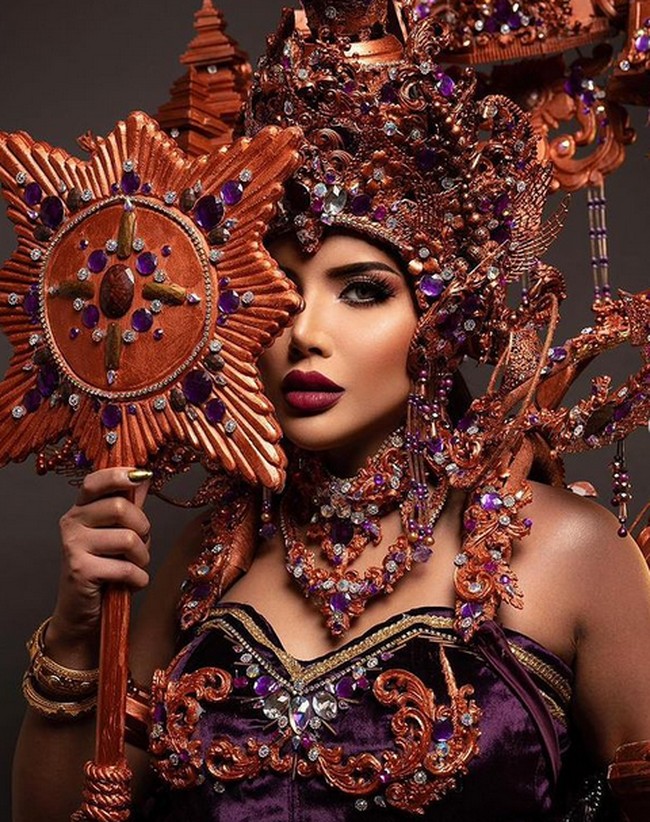 Dalam kontes kecantikan transgender yang digelar di Pattaya, Thailand itu juga menampilkan kostum nasional. Millen tampil megah dengan kostum bertemakan Dewi Sinta Ratu Kencana Wungu. Foto: dok. Instagram/@millencyrus