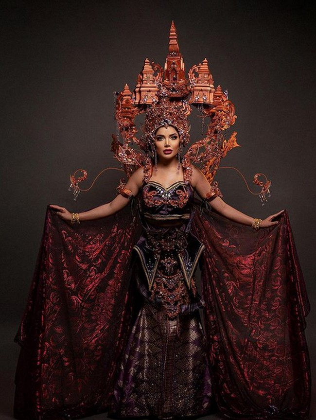 Gaun ungu velvet dengan hiasan kepala ekstravaganza warna gold mencuri perhatian. Hiasan kepalanya bahkan dipasangkan miniatur candi-candi. Foto: dok. Instagram/@millencyrus