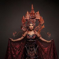 Gaun ungu velvet dengan hiasan kepala ekstravaganza warna gold mencuri perhatian. Hiasan kepalanya bahkan dipasangkan miniatur candi-candi. Foto: dok. Instagram/@millencyrus