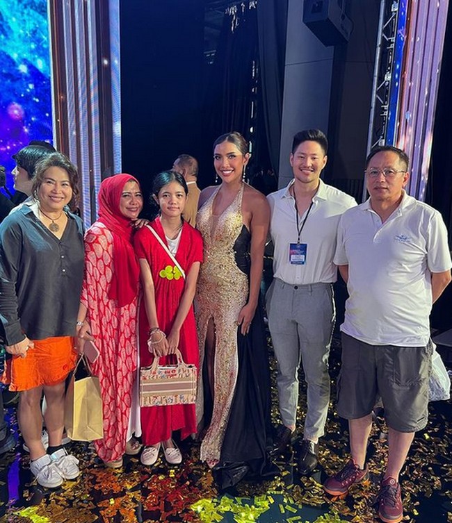 Meski tidak menang, namun Millen tetap merasa bersyukur karena ditemani oleh keluarga dan tunangannya Lionel Lee. Sang kekasih ikut jadi viral di Thailand karena ketampanannya. Foto: dok. Instagram/@millencyrus