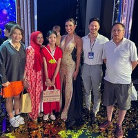 Meski tidak menang, namun Millen tetap merasa bersyukur karena ditemani oleh keluarga dan tunangannya Lionel Lee. Sang kekasih ikut jadi viral di Thailand karena ketampanannya. Foto: dok. Instagram/@millencyrus