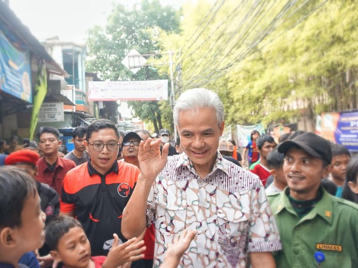 Calon Presiden 2024 Ganjar Pranowo melakukan blusukan di daerah Pademangan Barat, RW.12, Jakarta Utara, Minggu (25/6/2023).