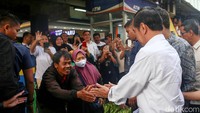 Pantauan detikcom, Jokowi tiba di Pasar Palmerah, Jakarta Pusat, pada pukul 08.00 WIB.