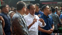Riuh warga langsung terdengar saat menyambut Jokowi.