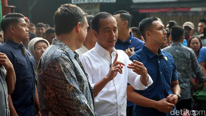Presiden Joko Widodo (Jokowi) meninjau Pasar Palmerah, Jakarta Pusat, Senin (26/6/2023).