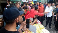 Begitu tiba, Jokowi langsung disambut pedagang dan warga yang sudah menunggu.