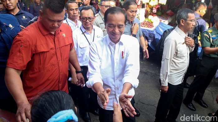 Presiden Joko Widodo (Jokowi) meninjau Pasar Palmerah, Jakarta Pusat, Senin (26/6/2023).
