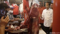 Jokowi pun langsung berkeliling pasar dan berbincang dengan para pedagang.