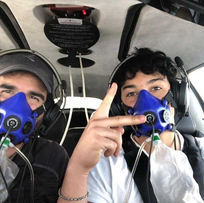 Meski tidak pamer kendaraan mewah, Nikko menunjukkan gaya hidup mewahnya dengan latihan menjadi pilot helikopter seperti ibunya. Dalam foto ini, ia berfoto dengan instruktur Ryan Antoon. Foto: Instagram Nikko Gonzalez