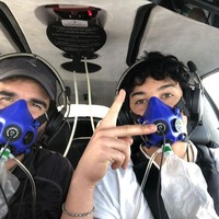 Meski tidak pamer kendaraan mewah, Nikko menunjukkan gaya hidup mewahnya dengan latihan menjadi pilot helikopter seperti ibunya. Dalam foto ini, ia berfoto dengan instruktur Ryan Antoon. Foto: Instagram Nikko Gonzalez