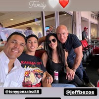 Begini foto kebersamaan Nikko dengan ibu dan ayahnya bersama calon ayah tirinya. Foto: Instagram Nikko Gonzalez