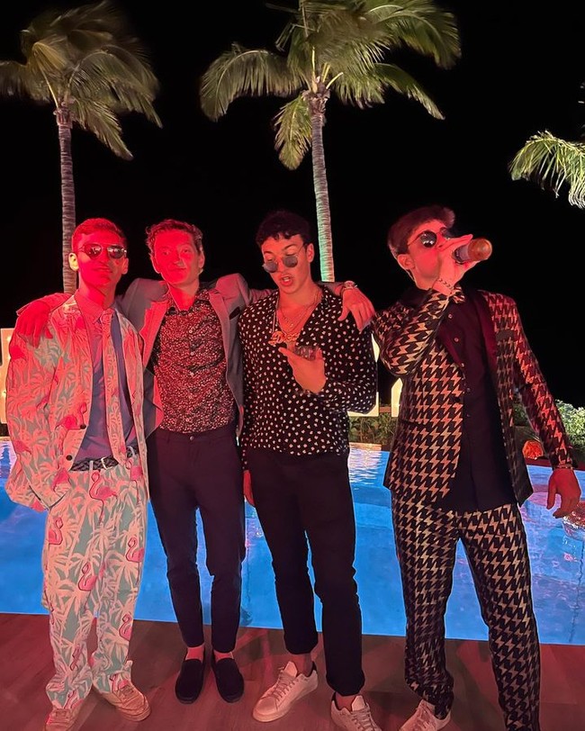 Nikko juga sering membagikan gaya pestanya bersama teman-teman.Foto: Instagram Nikko Gonzalez