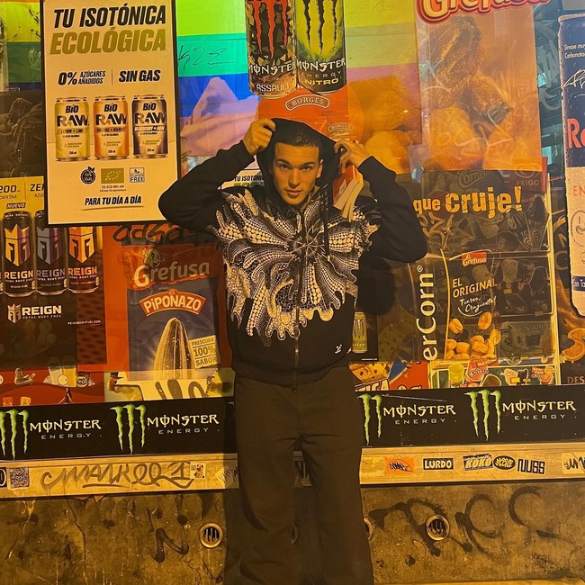 Lauren Sanchez diketahui memiliki dua orang anak, salah satunya Nikko Gonzalez yang sering mengunggah gayanya di media sosial. Nikko jadi sorotan karena ibunya bertunangan dengan Jeff Bezos yang kini merupakan orang terkaya nomor tiga di dunia. Foto: Instagram Nikko Gonzalez