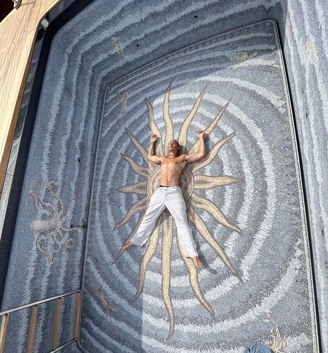 Dalam berbagai postingan, Nikko terlihat sering traveling ke berbagai destinasi glamour, mulai dari Bora-bora, Galicia, Paris, Ibiza, St. Bartz hingga Hawaii. Ia pun tidak asing dengan liburan di megayacht.Foto: Instagram Nikko Gonzalez