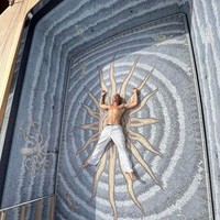 Dalam berbagai postingan, Nikko terlihat sering traveling ke berbagai destinasi glamour, mulai dari Bora-bora, Galicia, Paris, Ibiza, St. Bartz hingga Hawaii. Ia pun tidak asing dengan liburan di megayacht.Foto: Instagram Nikko Gonzalez