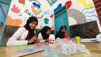 Sejumlah anak sibuk menggambar dengan media kertas percak. (Foto: Wisma Putra/detikJabar)