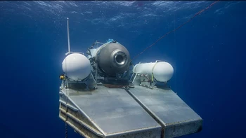 Titan di platform khususnya sudah di bawah air, tinggal menunggu sinyal untuk memulai penyelamannya. Foto: OceanGate