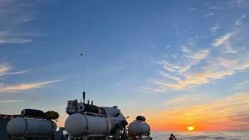 Kapal selam Titan saat dibawa oleh kapal pengangkutnya, Polar Prince. Komunikasi juga dilakukan antara kedua kapal ini saat Titan menyelam ke bangkai Titanic. Foto: OceanGate